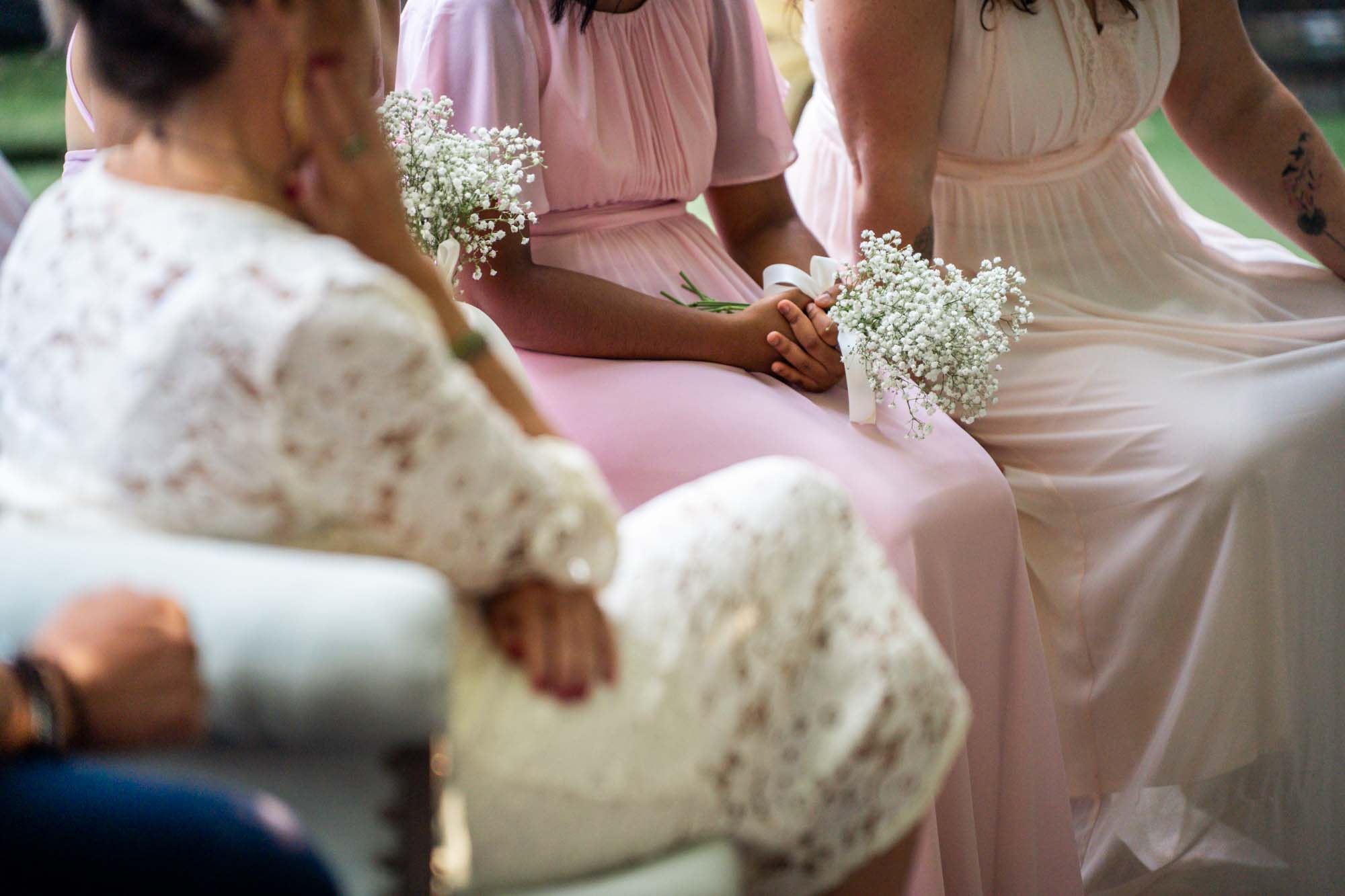 Cérémonie de mariage sans smartphone capturée par un vidéaste professionnel Invités attentifs et émus lors d'une cérémonie de mariage déconnectée à Montpellier
